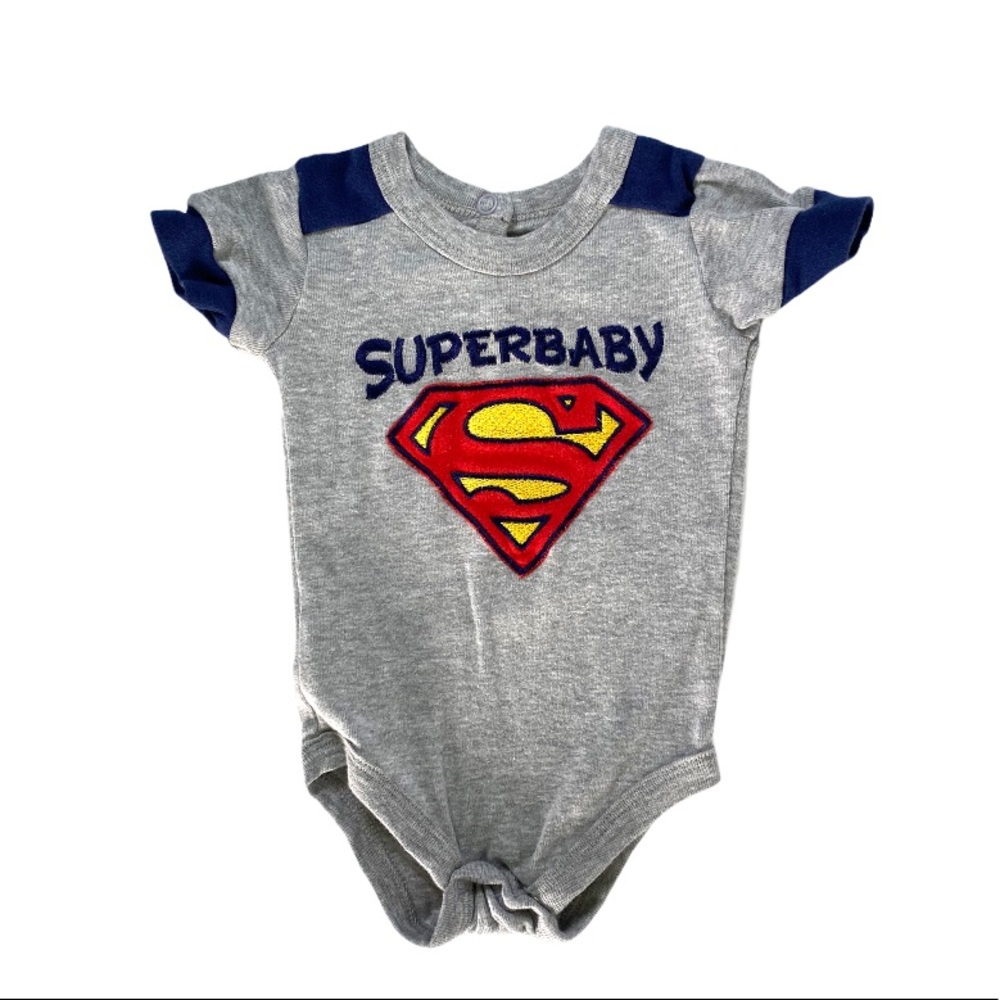 4/$12 💥 EUC (NB) DC Comics Grey Infant "SUPERBABY" Onesie Bodysuit (567)